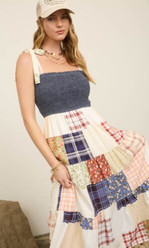 Vestido maxi con detalles de parches y fruncido de mezclilla