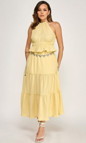 Conjunto de top halter plisado y falda con cinturón metálico con conchas marinas