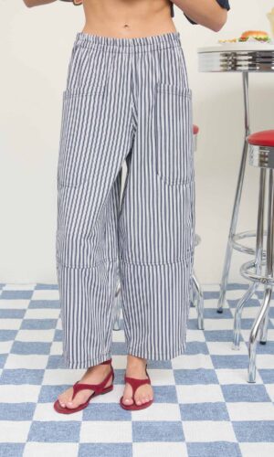 Pantalón de pierna ancha con detalles a rayas y bolsillos