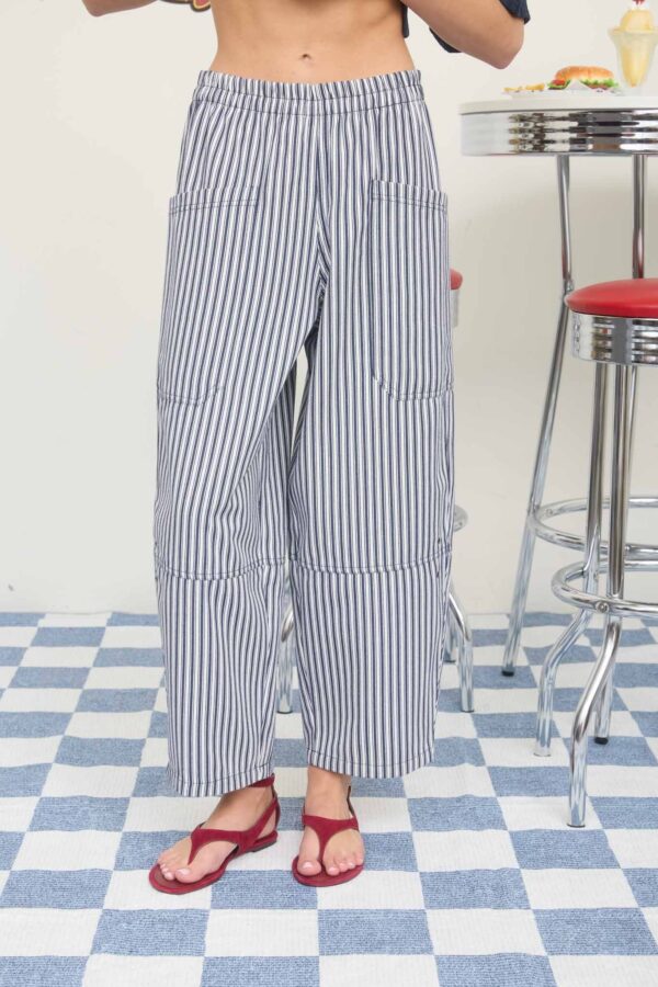 Pantalón de pierna ancha con detalles a rayas y bolsillos