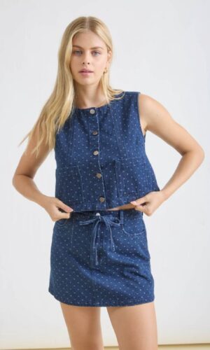 Chaleco de mezclilla sin mangas con botones y cuello redondo