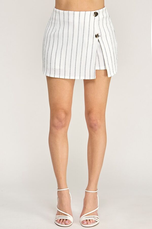 Falda short con detalle de botón dorado y abertura