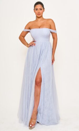 Vestido largo de encaje con hombros descubiertos