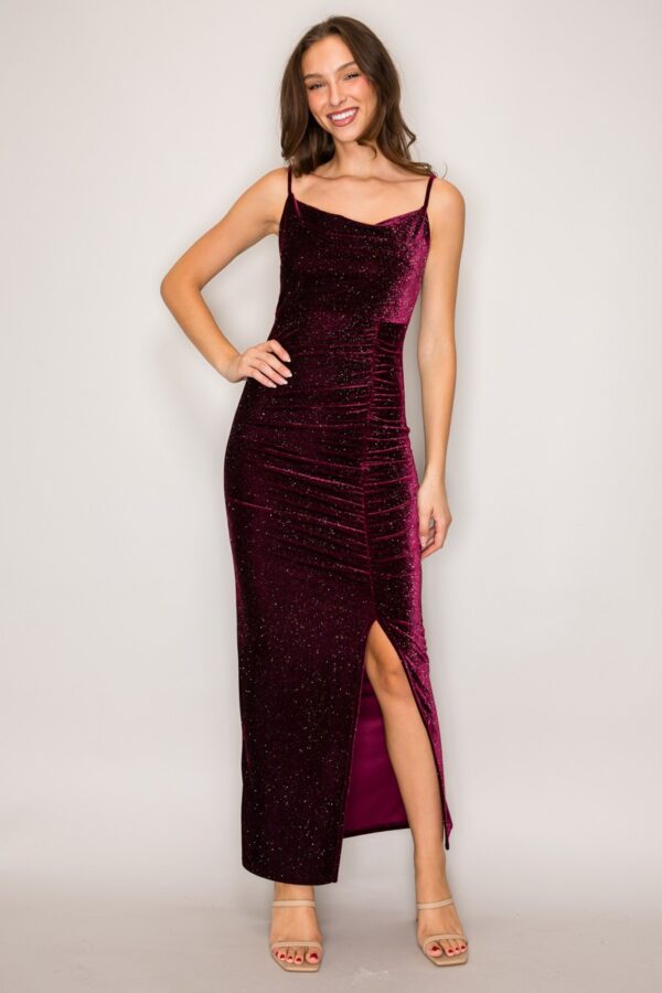 Vestido maxi de terciopelo con brillo y escote drapeado