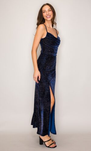 Vestido maxi de terciopelo con brillo y abertura en la espalda