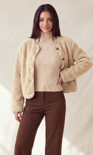 Chaqueta con Botones Dorados de Polar