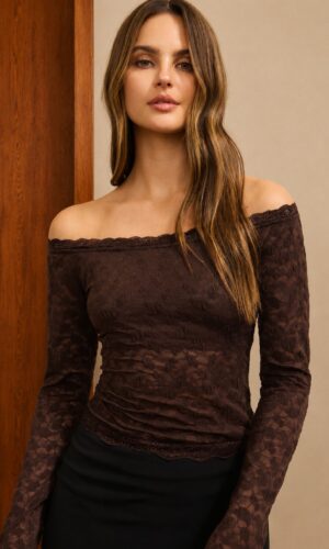 Blusa encaje hombros descubiertos